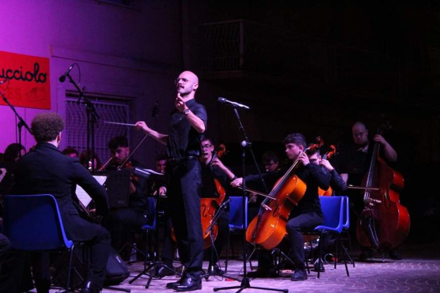 Il grazie al maestro Angelo Lalla al concerto dell’Orchestra “Musica in crescendo”