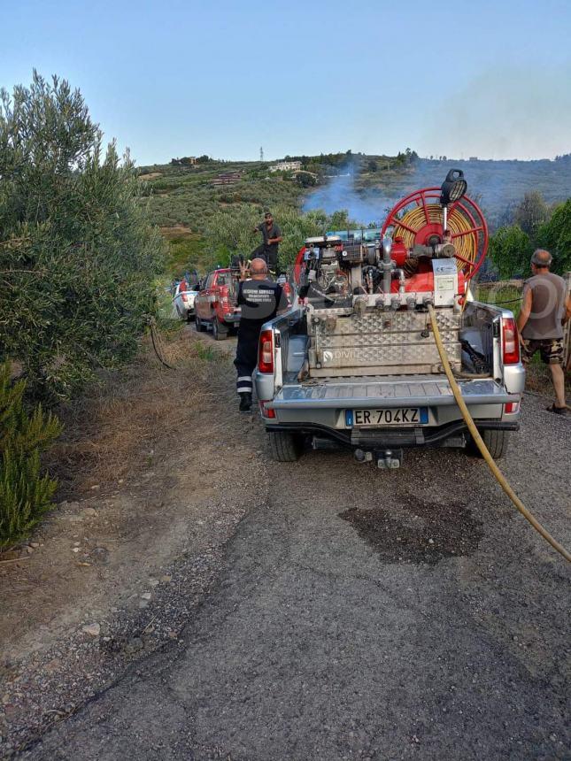 Incendio a Montevecchio, i vigili del fuoco domano le fiamme