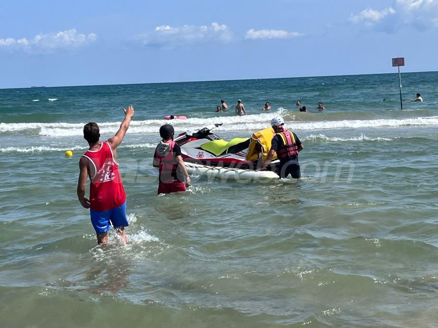 Prevenzione annegamento, a Vasto Marina dimostrazioni in spiaggia: "Oltre 400 vittime l'anno"