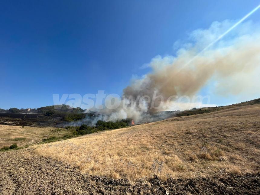 Terreni in fiamme a Scerni: intervengono i vigili del fuoco