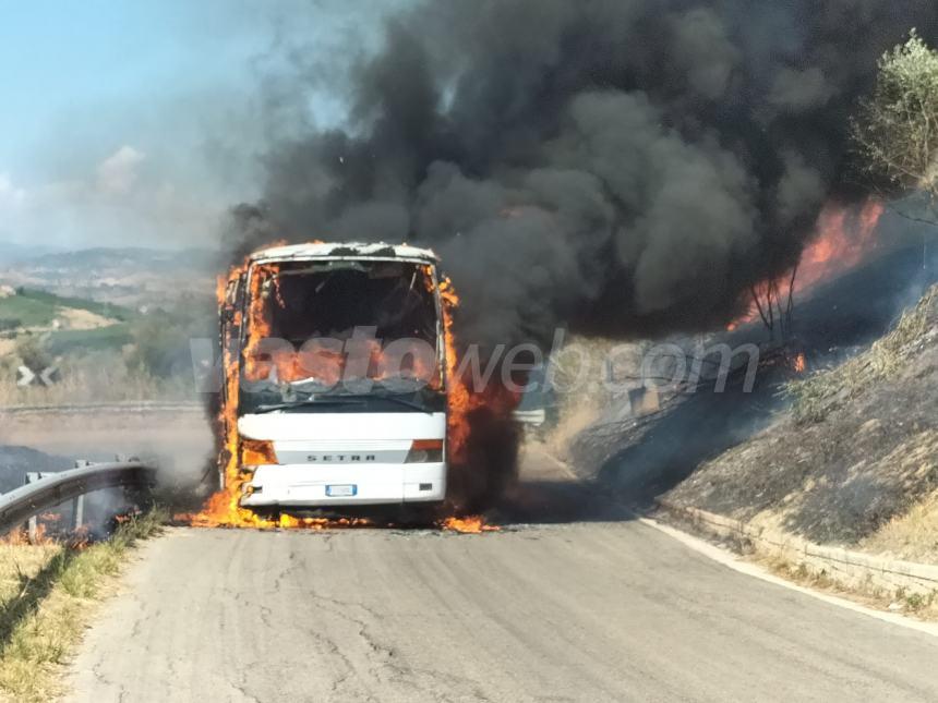 Autobus in fiamme a Monteodorisio, intervengono vigili del fuoco e volontari