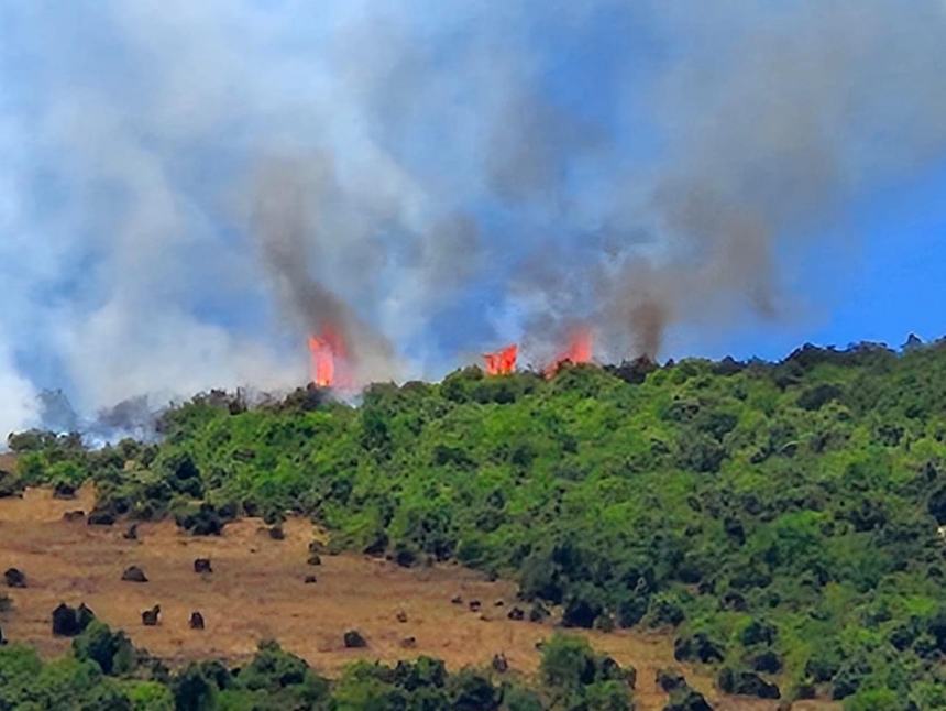 Ampio incendio nell’aquilano, domato da 3 mezzi aerei e 28 volontari 