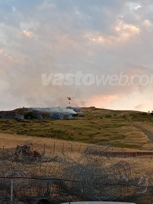 Terreni in fiamme a Scerni: intervengono i vigili del fuoco