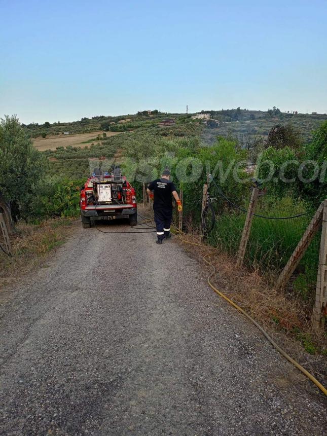 Incendio a Montevecchio, i vigili del fuoco domano le fiamme