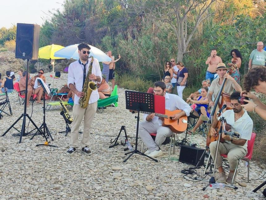 Emozioni sulla spiaggia di Casarza grazie al sound  de "Le chat Rouge"