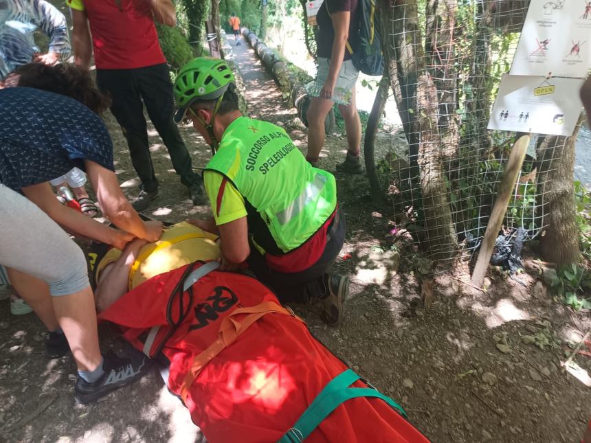 Escursionista 72enne scivola alle cascate, arrivano 118, Soccorso Alpino, Carabinieri e 115