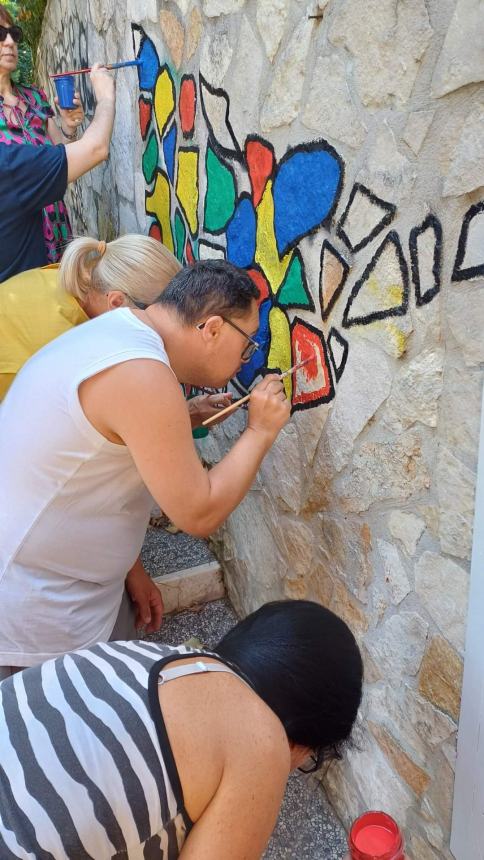 Il nuovo volto del chiosco della villa di San Salvo con il murales di Orlando Raspa