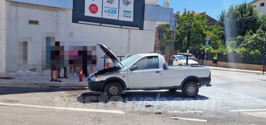 Fiat Strada pick-up in fiamme a San Salvo, intervento dei Vigili del fuoco