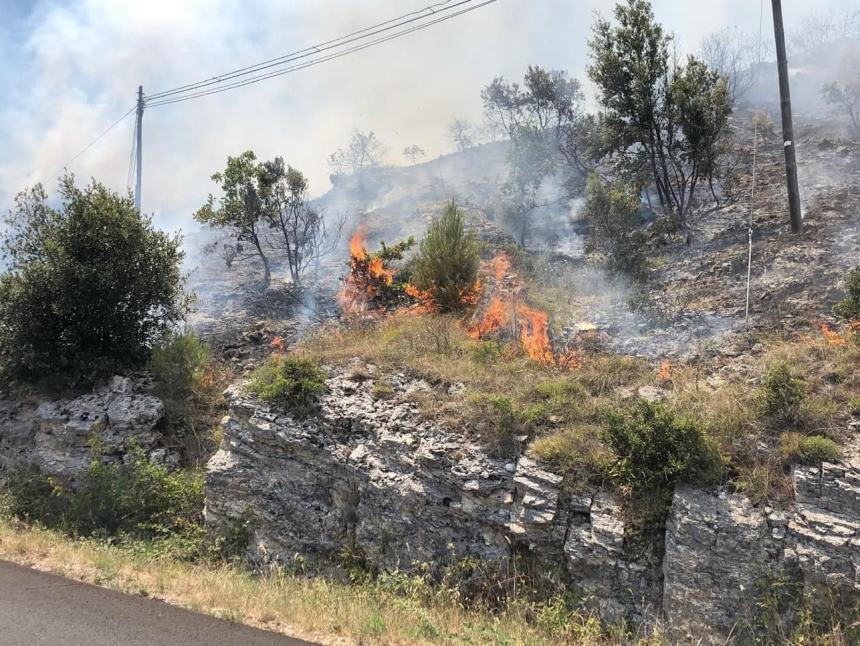 Ampio incendio nell’aquilano, domato da 3 mezzi aerei e 28 volontari 