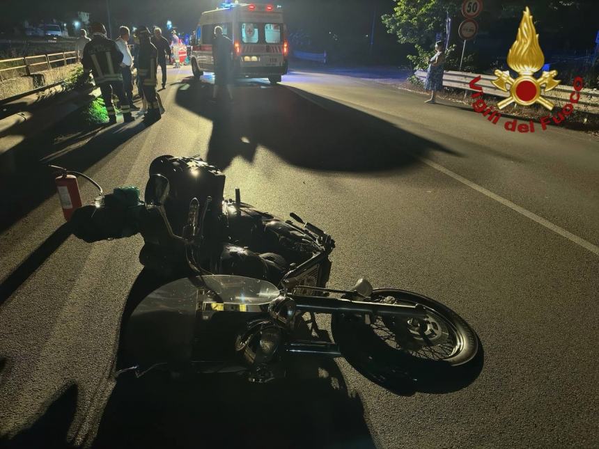 La moto uscita di strada sulla statale 85