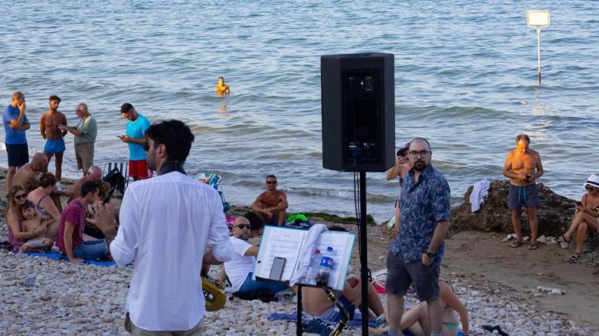 Emozioni sulla spiaggia di Casarza grazie al sound  de "Le chat Rouge"