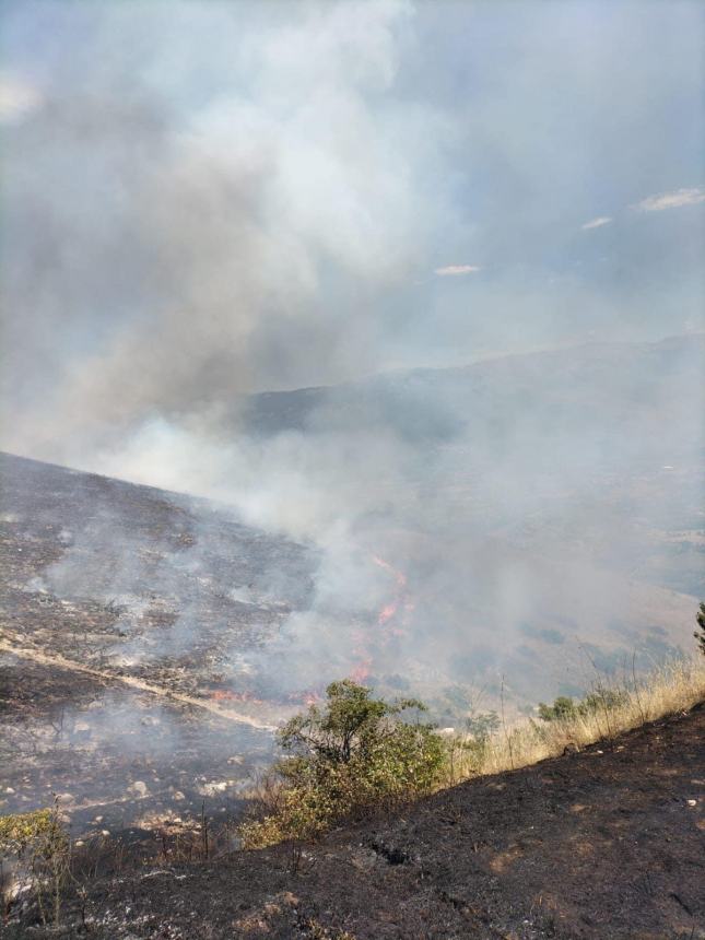 Ampio incendio nell’aquilano, domato da 3 mezzi aerei e 28 volontari 