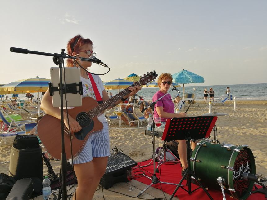 Emozioni in spiaggia con il trio Redblack alla prima tappa di "Road to Punta Aderci"