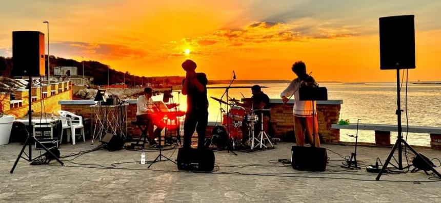 Il concerto  de “Falcone e i maledetti” incanta Casalbordino al tramonto 