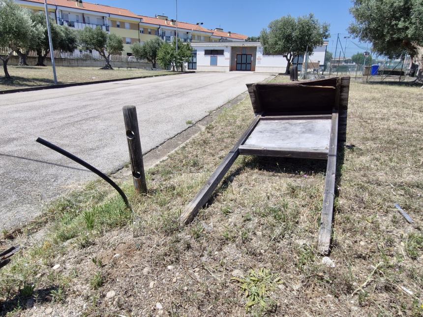 Turisti delusi: "Non ci resta che giocare a racchettoni sulla spiaggia"