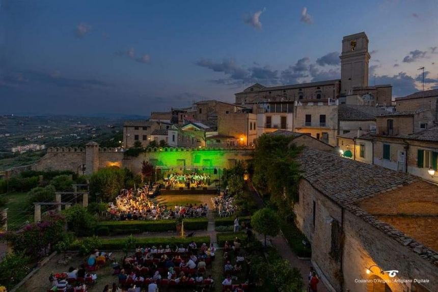 Musiche e danze tradizionali in centro storico e ai Giardini grazie a "Vasto in Chorus"