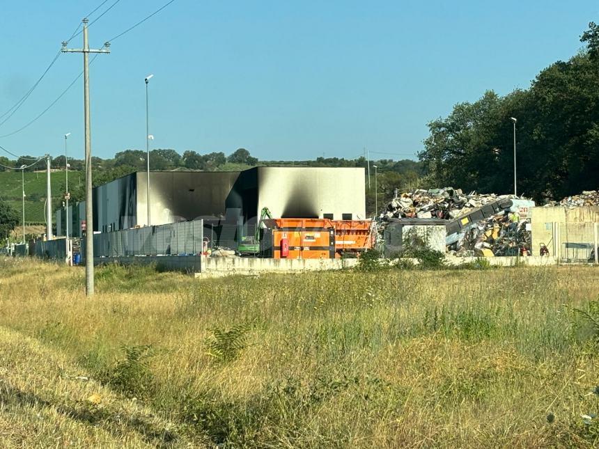 Incendio alla Ecolan a Lanciano, danni ingenti al capannone