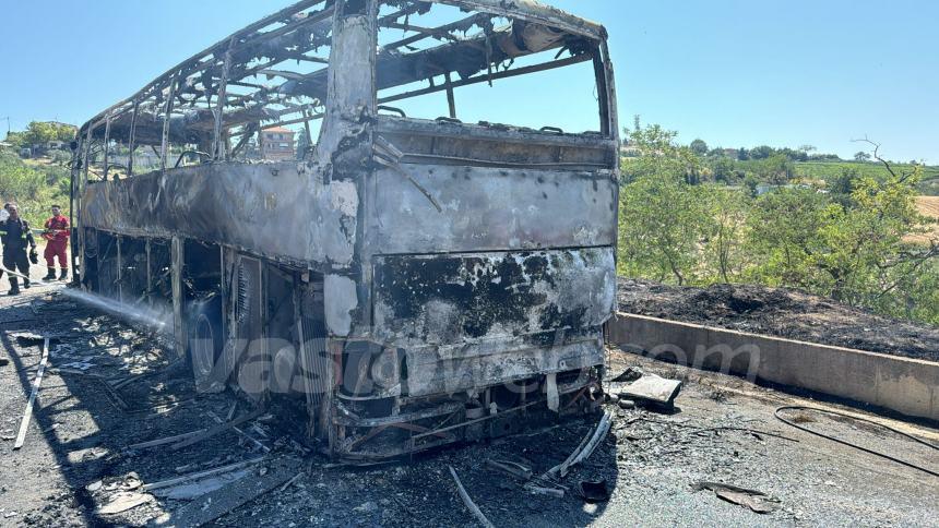 Autobus in fiamme a Monteodorisio, intervengono vigili del fuoco e volontari