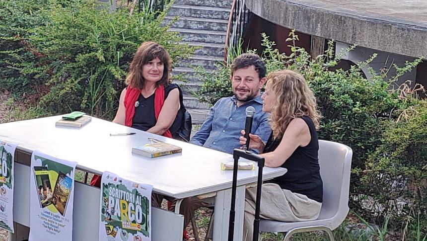 Paolo Massari e Simonetta Tassinari nel debutto di "Scrittori al parco"