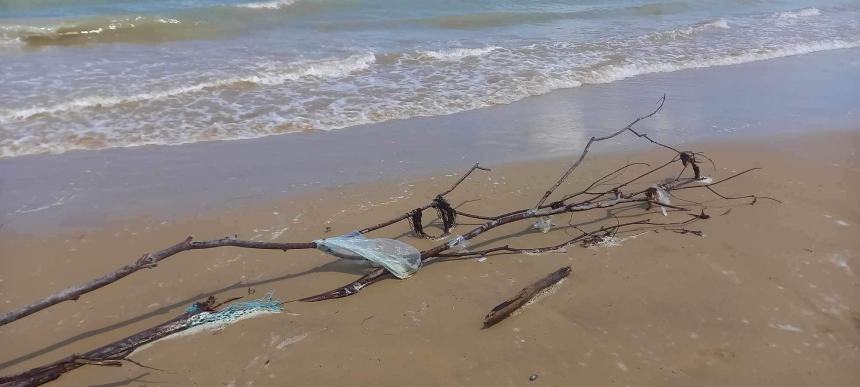 “C’è inciviltà a Vasto Marina, rifiuti abbandonati e plastica ovunque”