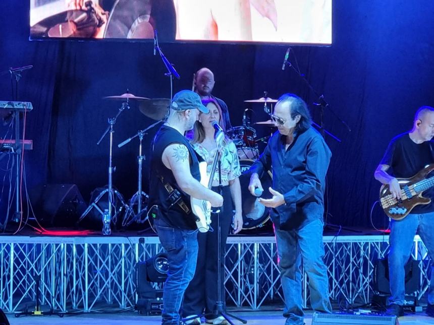 Antonello Cuomo canta Venditti alla festa dei santi Pietro e Paolo