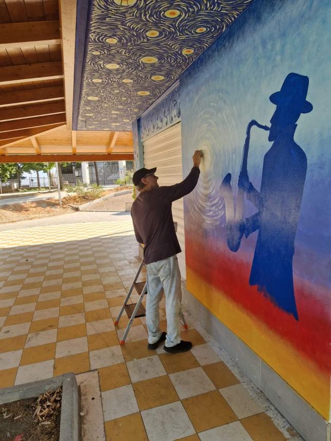 Il nuovo volto del chiosco della villa di San Salvo con il murales di Orlando Raspa