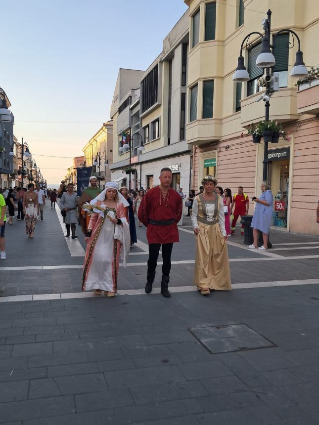 Dame, cavalieri e sbandieratori: Termoli nel cuore del Medioevo