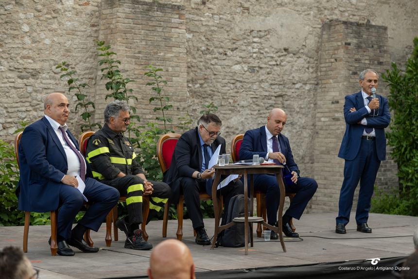 Bellano a Vasto: "I vigili del fuoco di Vasto meritano tanto per tutto quello che fanno" 