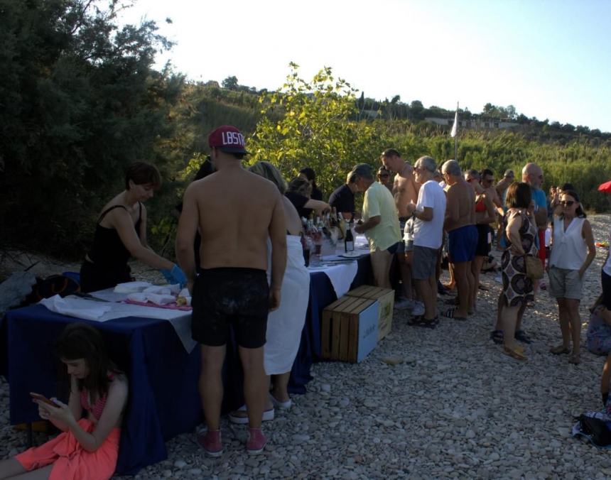 Emozioni sulla spiaggia di Casarza grazie al sound  de "Le chat Rouge"