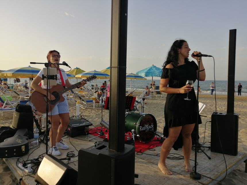 Emozioni in spiaggia con il trio Redblack alla prima tappa di "Road to Punta Aderci"