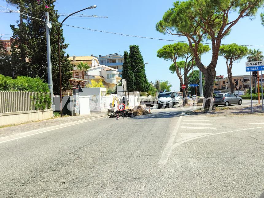 Chiuso l'ingresso sud di Vasto Marina, operai enel a lavoro per blackout della scorsa notte