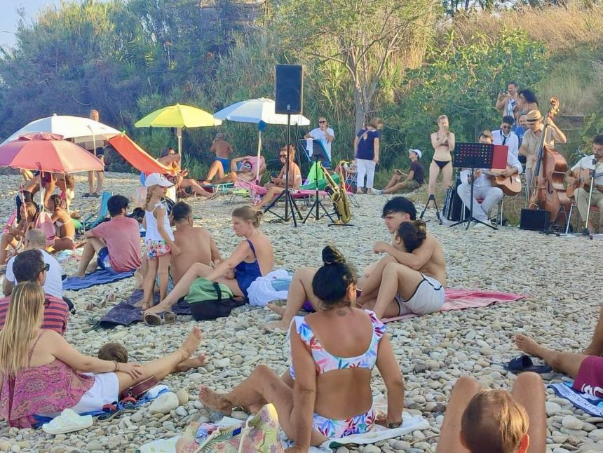 Emozioni sulla spiaggia di Casarza grazie al sound  de "Le chat Rouge"