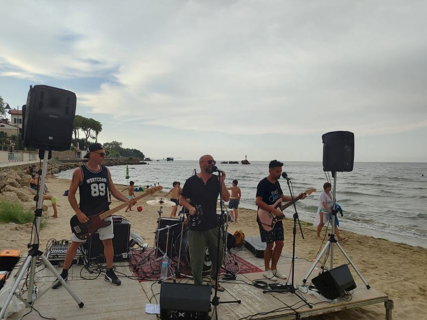 Ancora emozioni in spiaggia con i Vintage nel viaggio musicale "Road to Punta Aderci"