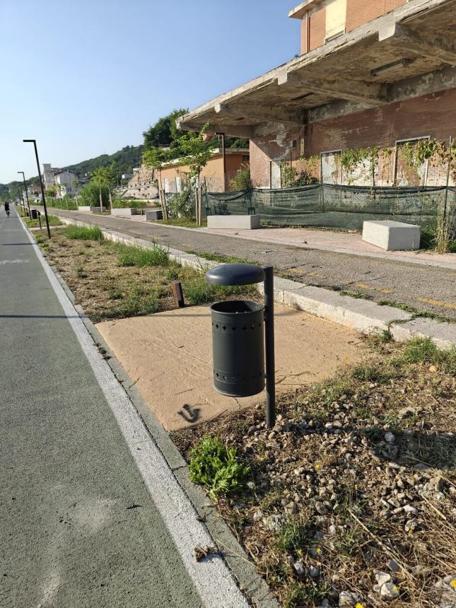 A San Vito Chietino installati i nuovi arredi urbani per la raccolta rifiuti 