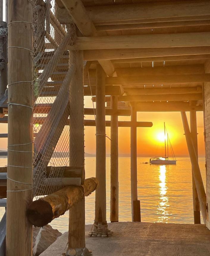 Selvaggia posta il tramonto da Vasto ma i follower non ci credono: "In Abruzzo il sole sorge" 