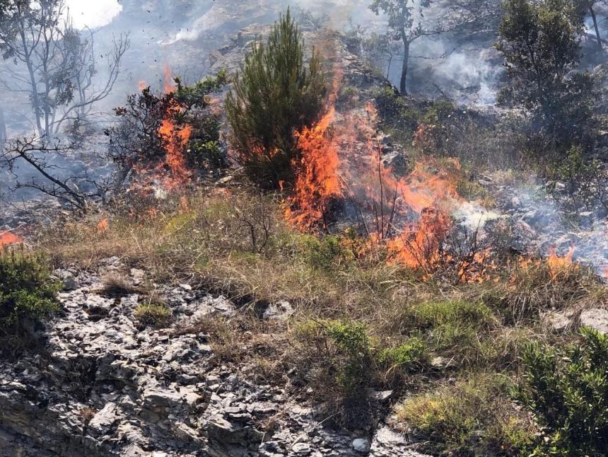 Ampio incendio nell’aquilano, domato da 3 mezzi aerei e 28 volontari 