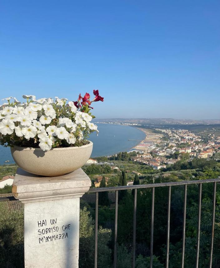 Selvaggia posta il tramonto da Vasto ma i follower non ci credono: "In Abruzzo il sole sorge" 