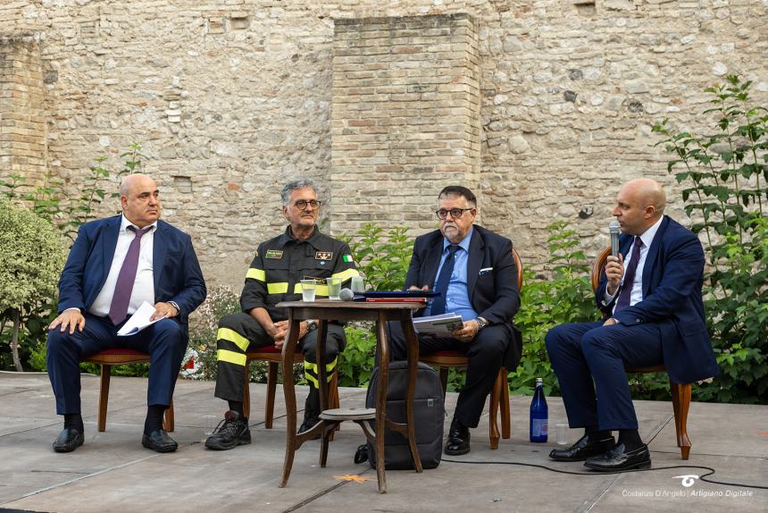 Bellano a Vasto: "I vigili del fuoco di Vasto meritano tanto per tutto quello che fanno" 