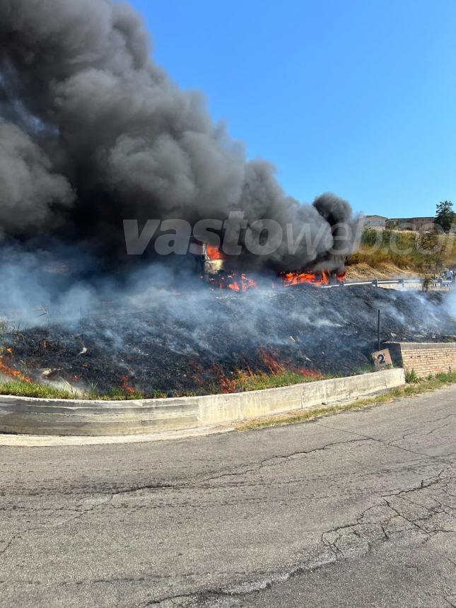 Autobus in fiamme a Monteodorisio, intervengono vigili del fuoco e volontari