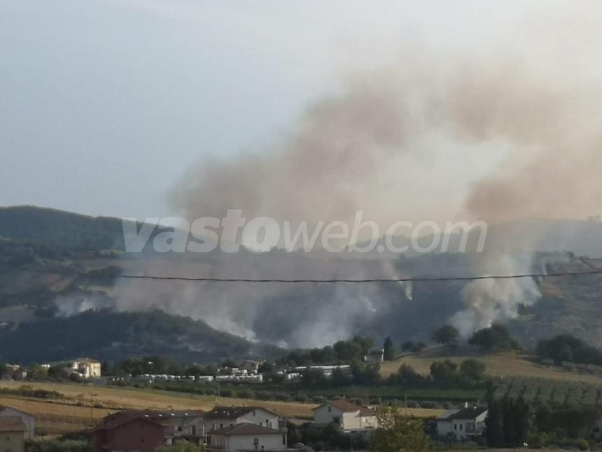 Terreni in fiamme a Scerni: intervengono i vigili del fuoco