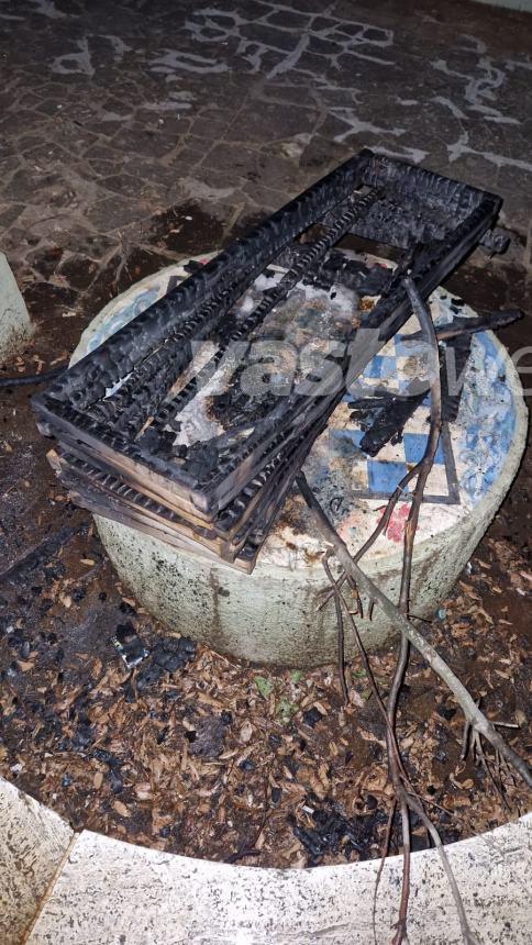 Vaso in legno in fiamme alla villa comunale di Vasto