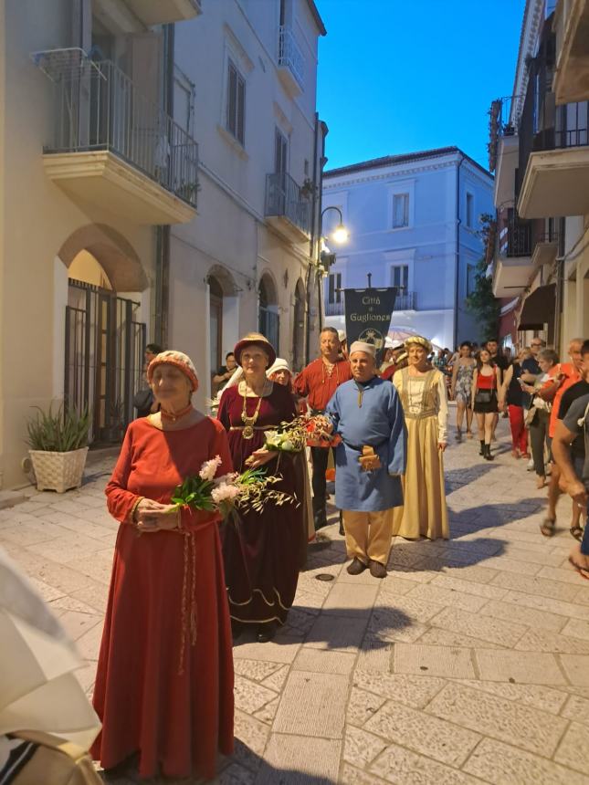 Dame, cavalieri e sbandieratori: Termoli nel cuore del Medioevo