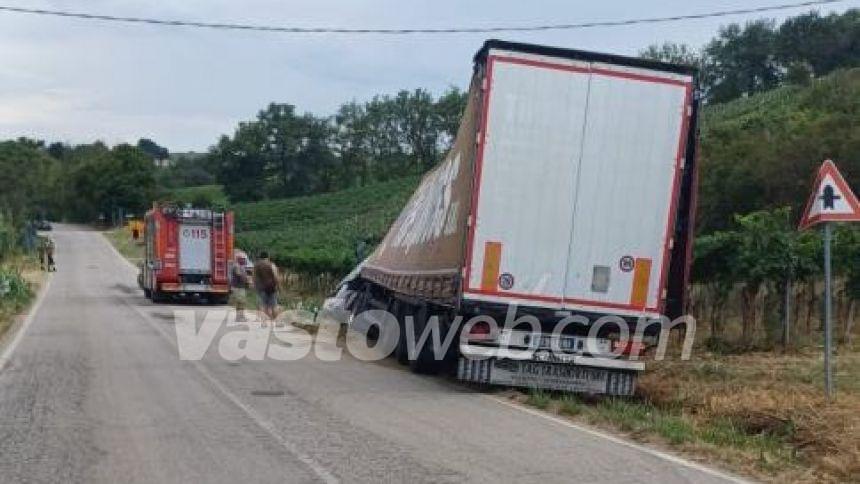 Mezzo pesante finisce in una scarpata sulla Fondovalle Sinello, illeso il guidatore 