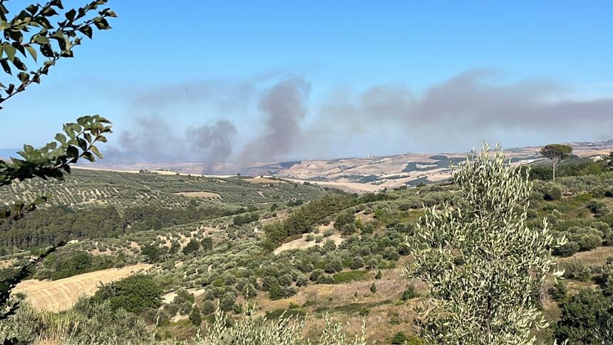 Incendio esteso nell'agro di San Giuliano di Puglia, in Molise partita la campagna Aib