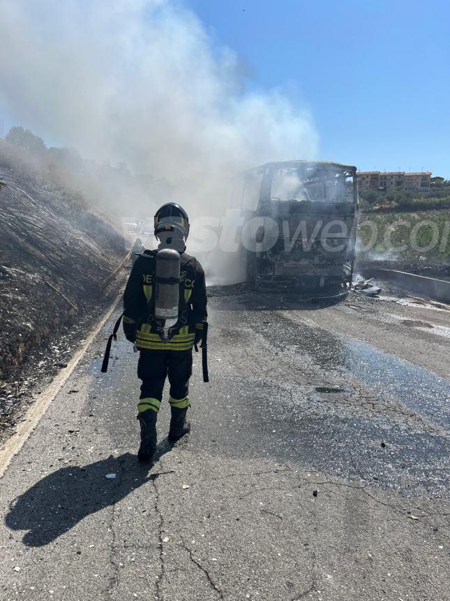 Autobus in fiamme a Monteodorisio, intervengono vigili del fuoco e volontari