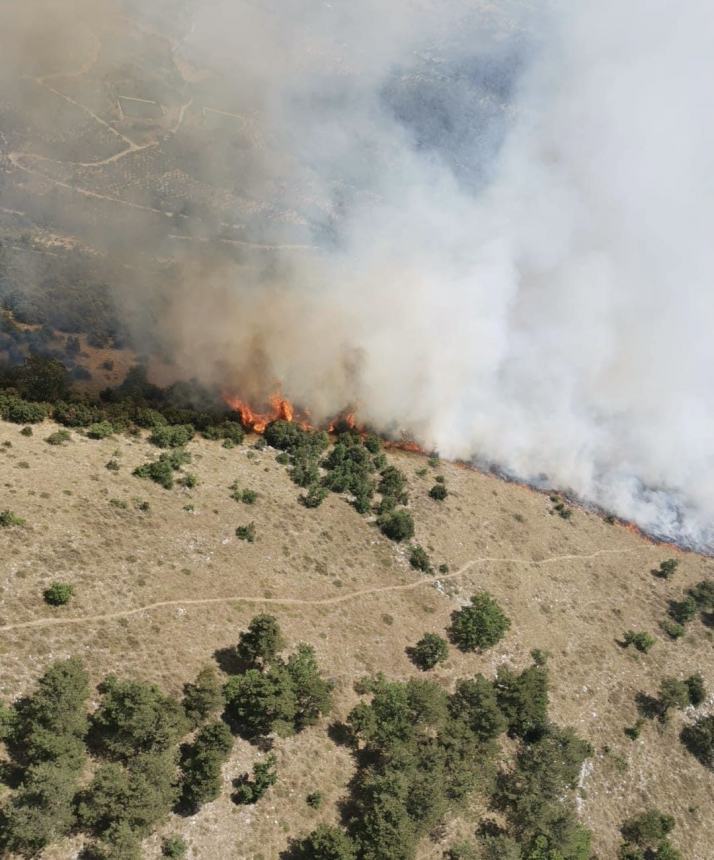 Ampio incendio nell’aquilano, domato da 3 mezzi aerei e 28 volontari 