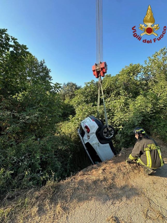 Il recupero dell'auto nella scarpata