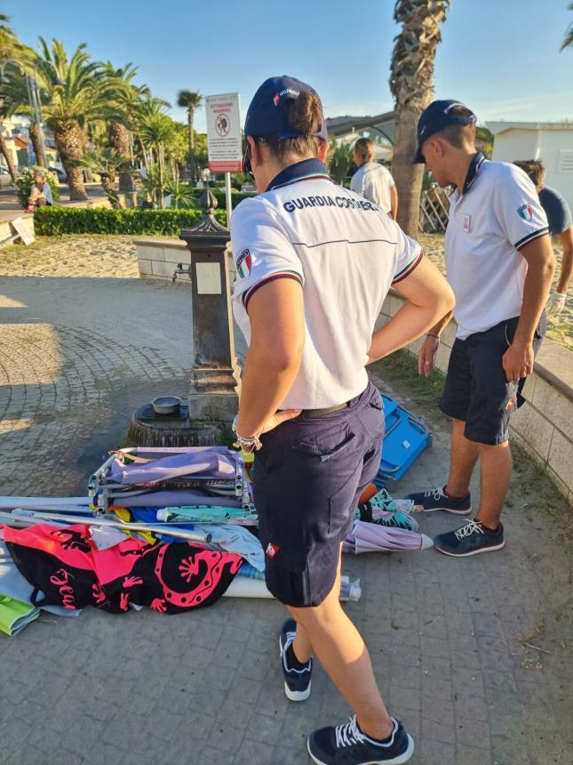 Ombrelloni e sdraio rimossi dalla spiaggia libera, blitz di Capitaneria di porto e Polizia locale