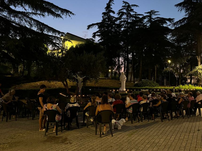 Il rosario recitato per la bimba