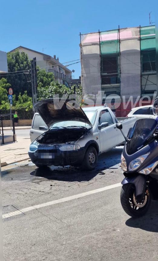 Fiat Strada pick-up in fiamme a San Salvo, intervento dei Vigili del fuoco